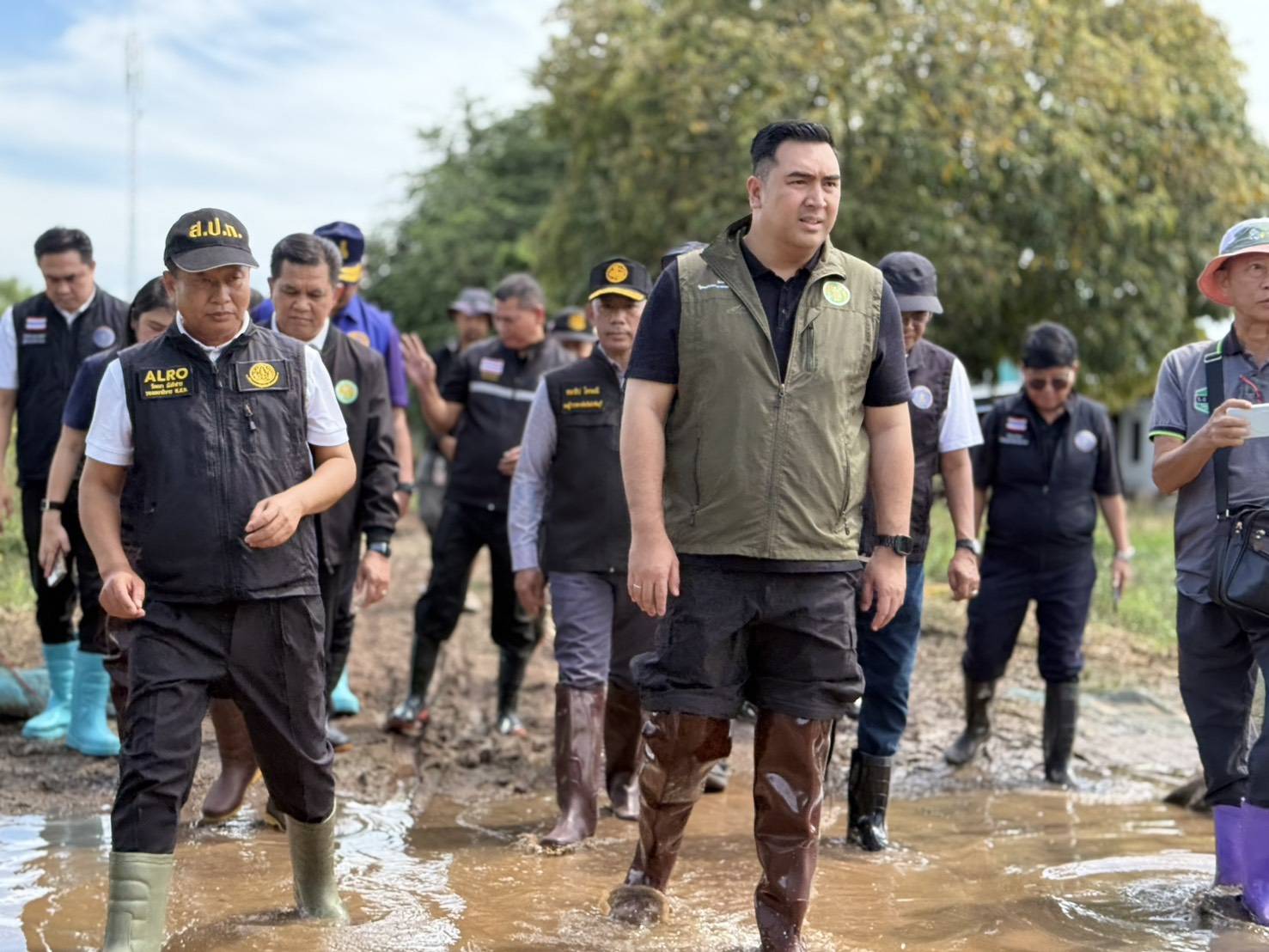 title - รมช.เกษตรฯ พร้อม ส.ป.ก. มอบถุงยังชีพ ส่งกำลังใจช่วยเหลือผู้ประสบอุทกภัยชาวปราจีนบุรี